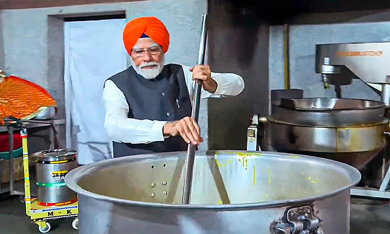 In the visuals, the Prime Minister was seen shaking hands with a small kid at the Gurudwara premises