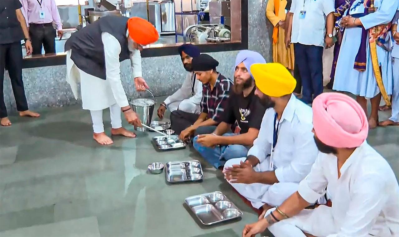 Meanwhile, Prime Minister Modi also helped the Gurdwara management cook food for the langar