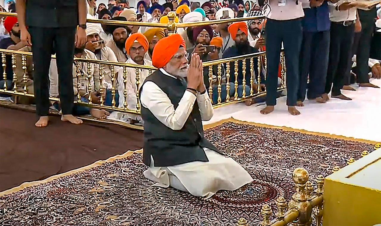 PM Modi was seen wearing a Sikh turban and he also served langer at Gurudwara Patna Sahib from a steel bucket