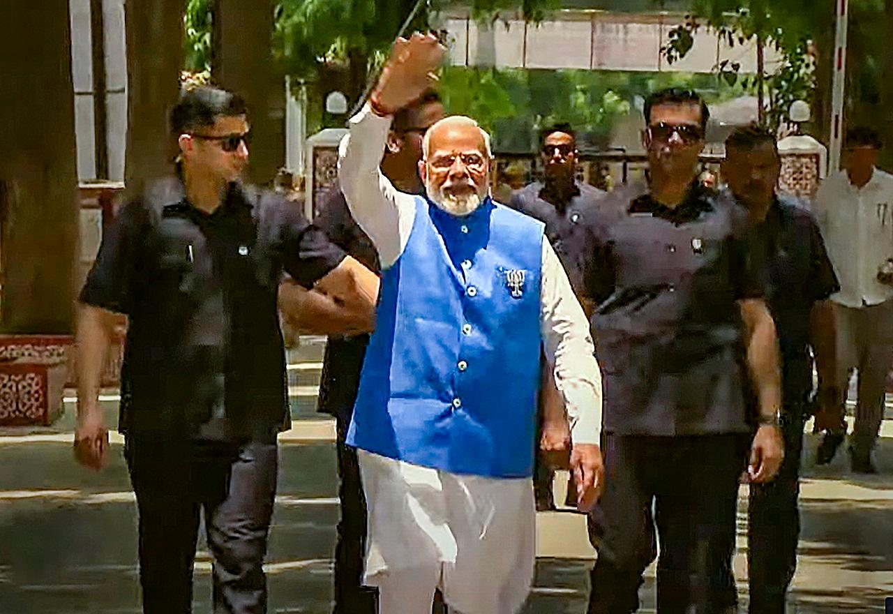 PM Modi also performed Ganga Aarti, offering prayers to the River Ganga on the auspicious occasion of Ganga Saptami today