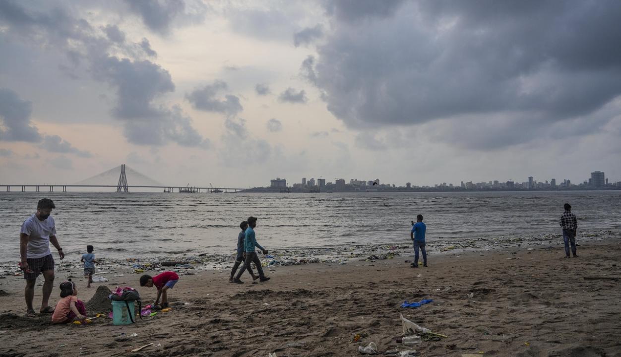 Mumbai weather update: Partly cloudy sky with light rainfall in city and suburbs today