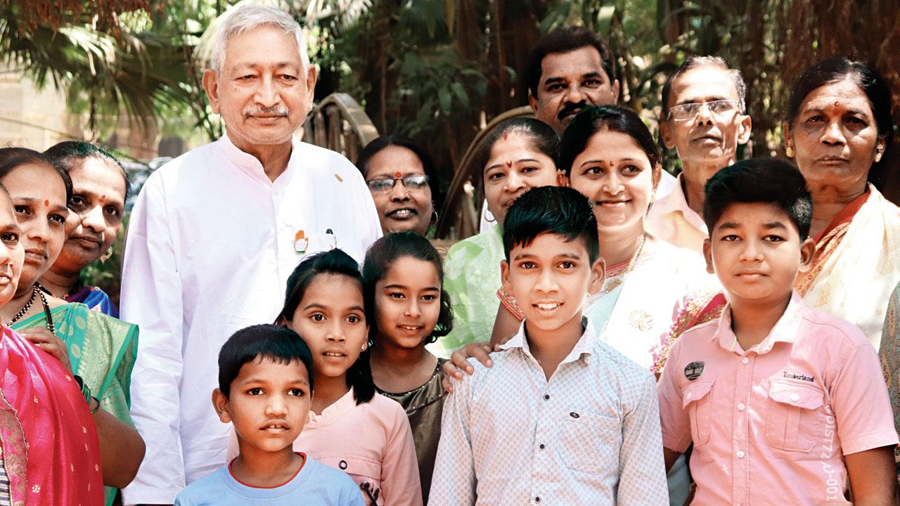 Shahu Chhatrapati Maharaj meets children. Pic/Anurag Ahire