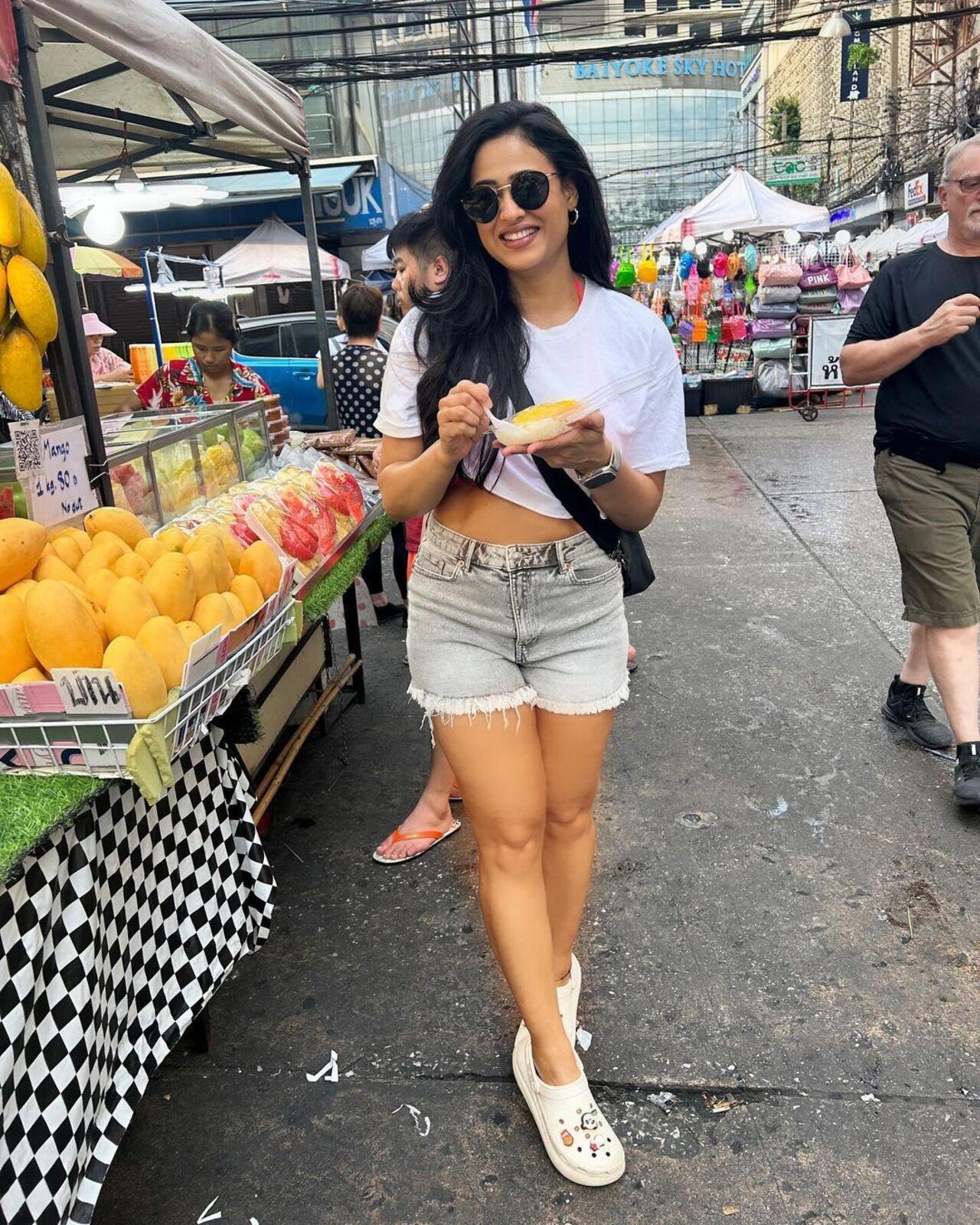 Shweta also treated her tastebuds by trying local delicacies such as the fresh mango on her plate. 