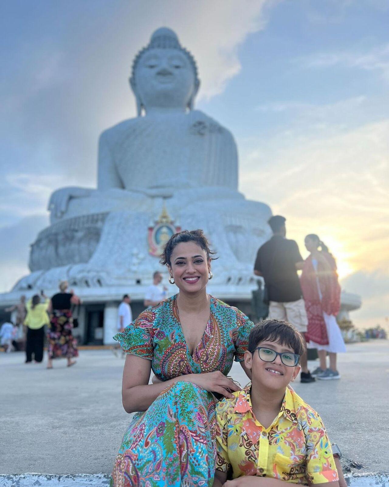 Shweta also posed with her son Reyansh before The Great Buddha of Phuket.