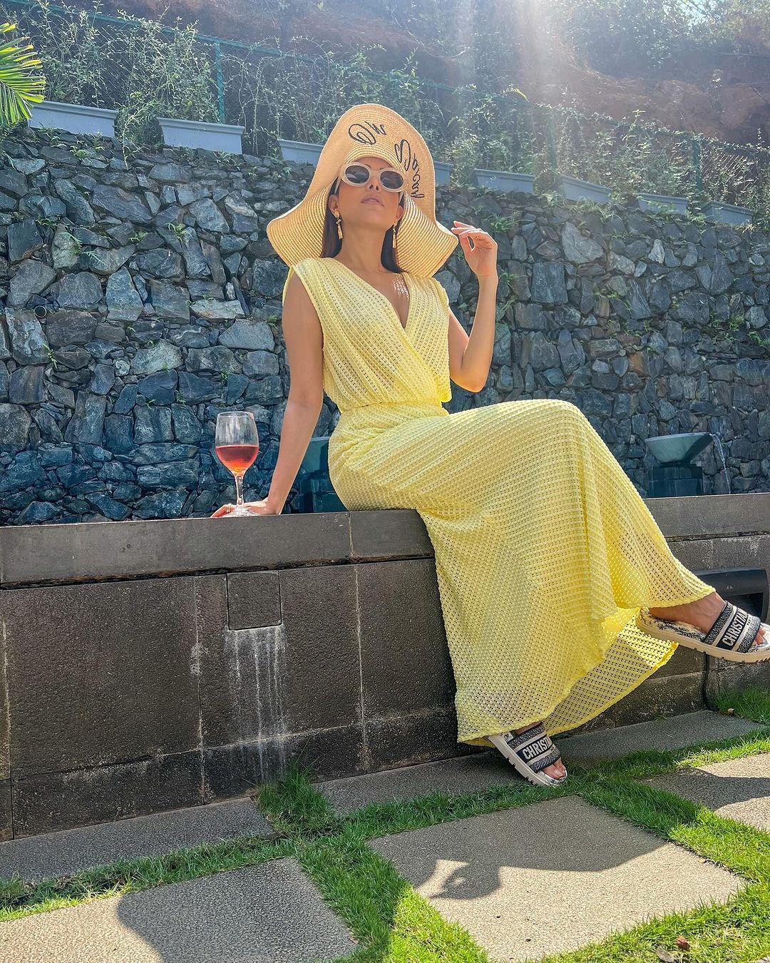 She left her hair open and wore minimal jewellery with nude makeup, giving us the summer vibes we need