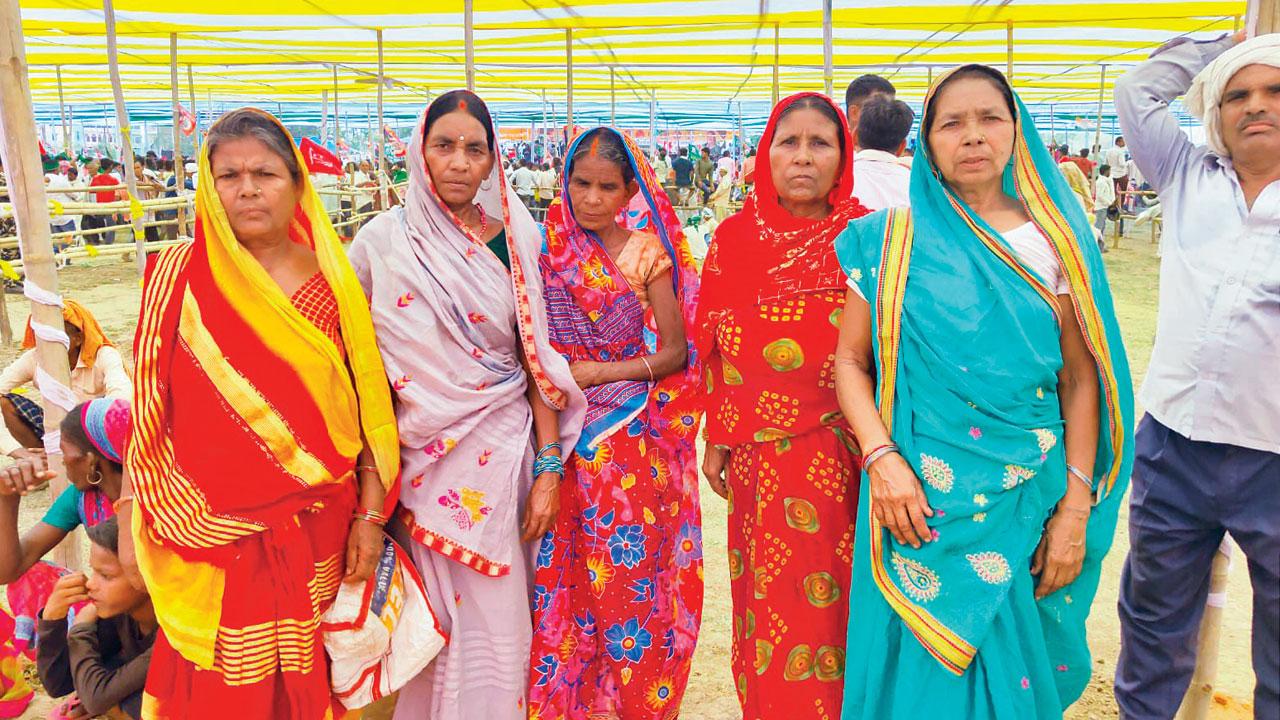 Lachiya Devi, Kamla Devi, Lalti Devi, Parvati Devi and Kanti Devi from Ajda Village to complain to senior leaders about the problems they face