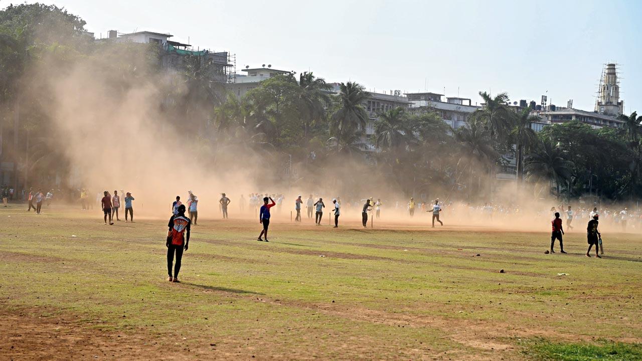 Cricket lovers at Oval Maidan Cricket lovers at Oval Maidan playing right around the time that the thunderstorm this week. Pic/Atul Kamble right around the time that the thunderstorm this week. PIC/atul kamble