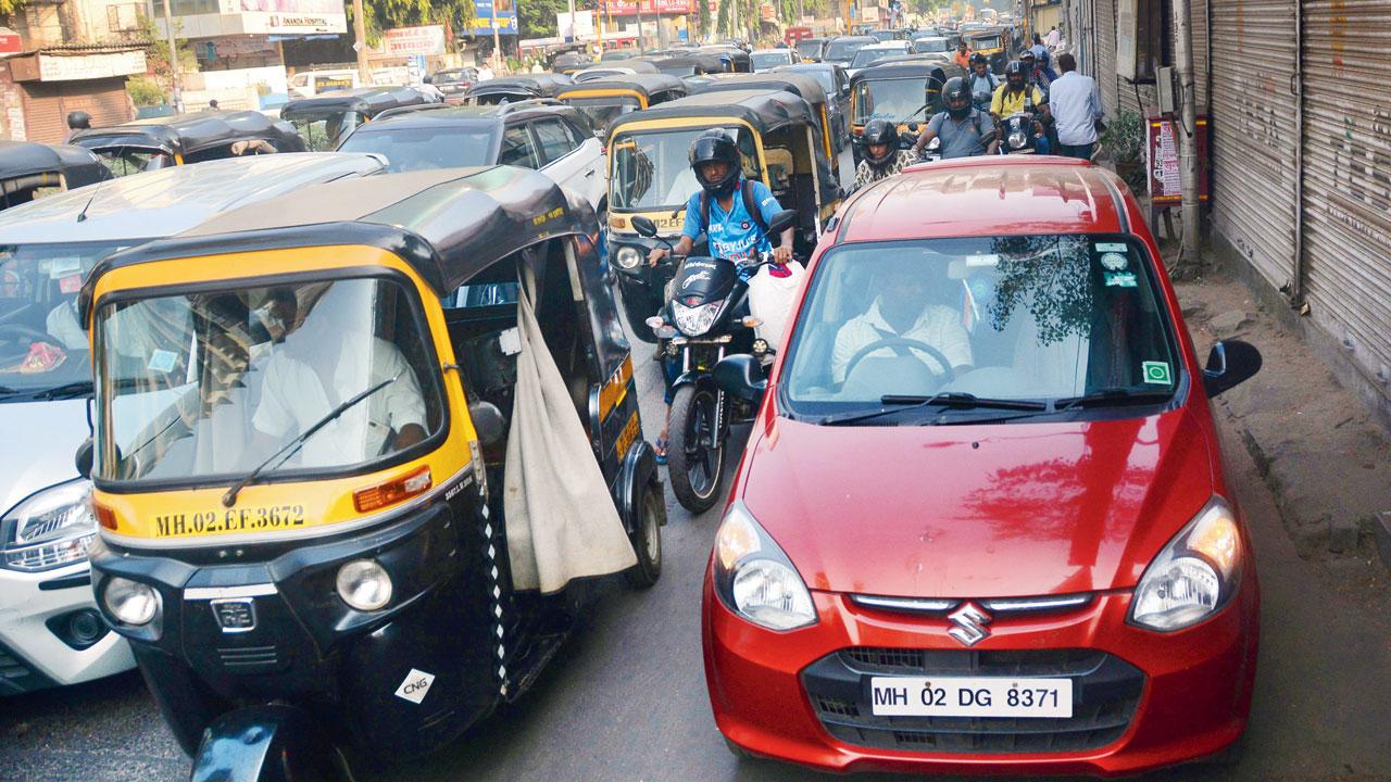 Traffic jam at Amboli Junction. Pic/Sayyed Sameer Abedi