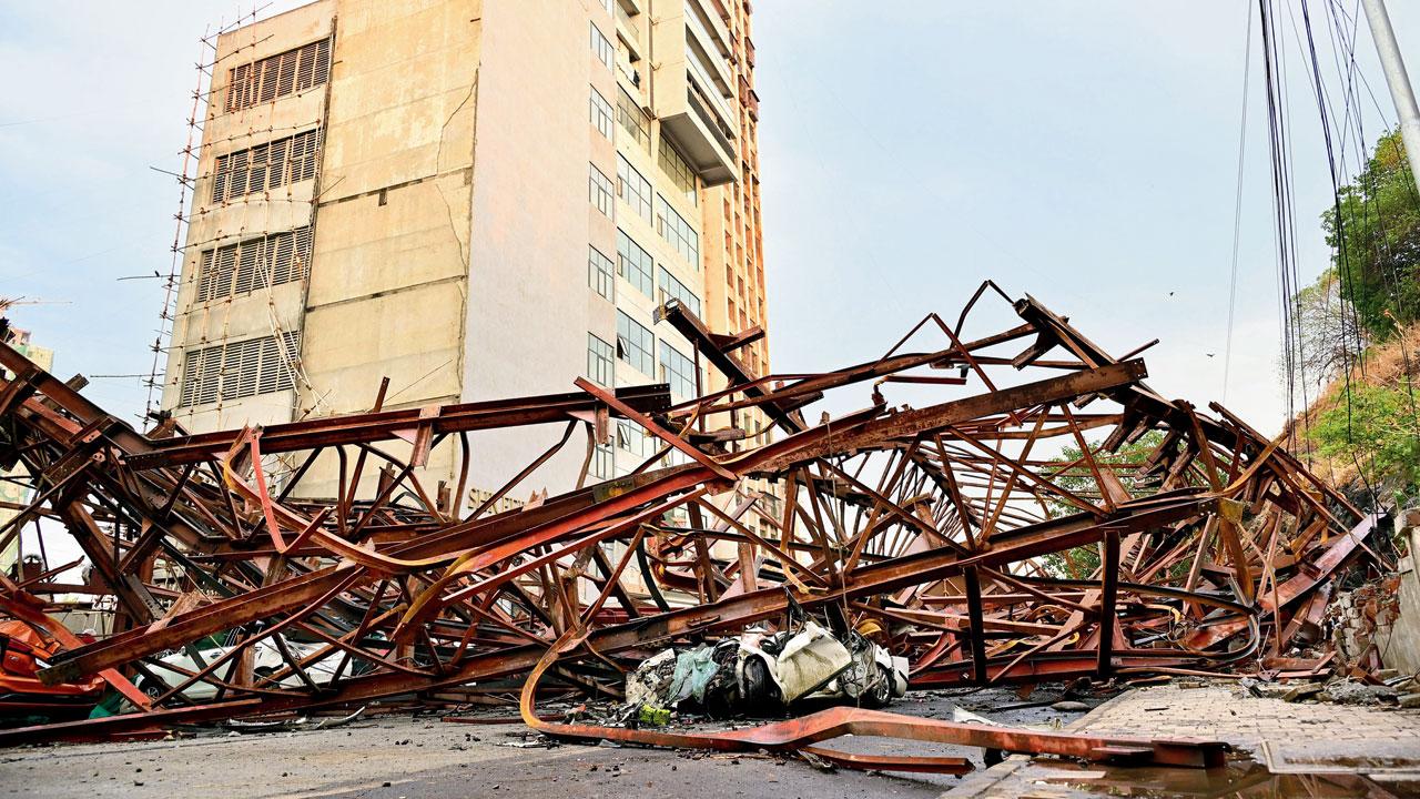 The scaffolding that collapsed at 4 pm at Barkat Ali Naka in Wadala East, on Monday. Pic/Shadab Khan