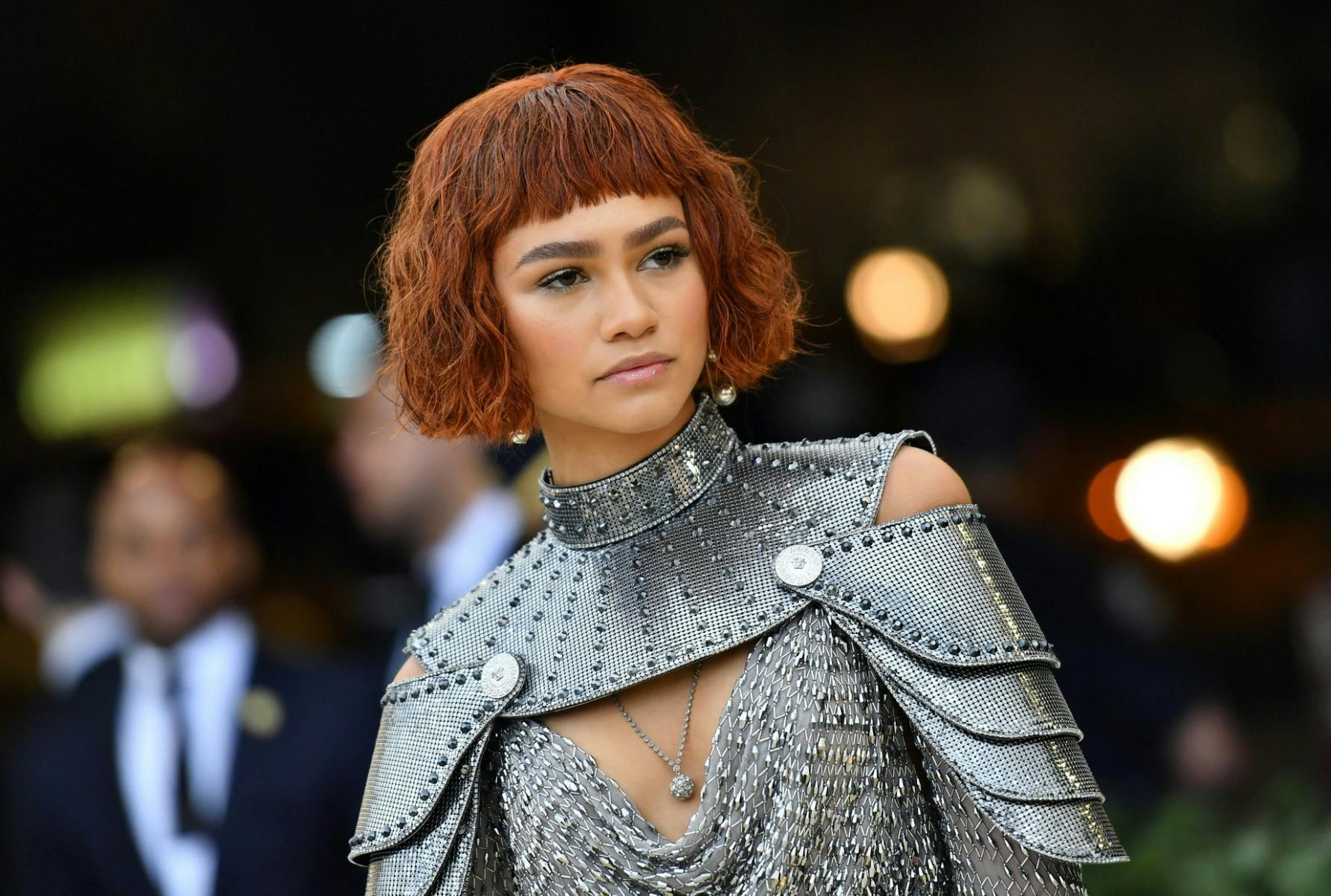Zendaya's special metallic Versace dress has a neck and shoulder piece that looks like armor, shiny chainmail, a belt with spikes, and a simple train. She also wore a cropped wig that resembled the famous bob hairstyle of The Maid of Orleans. (Pic/AFP)