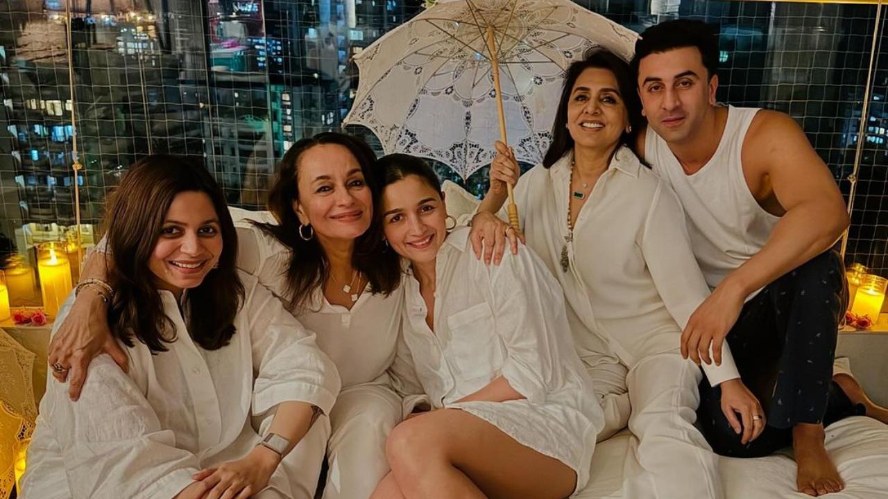 Picture perfect: Alia Bhatt twins in white with Soni Razdan, Neetu Kapoor