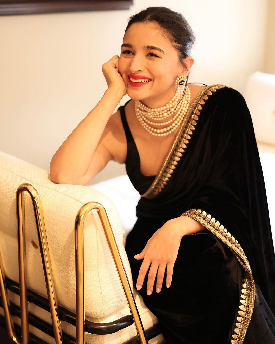 She looked amazing in the black velvet saree with a golden border and a sleek sleeveless blouse