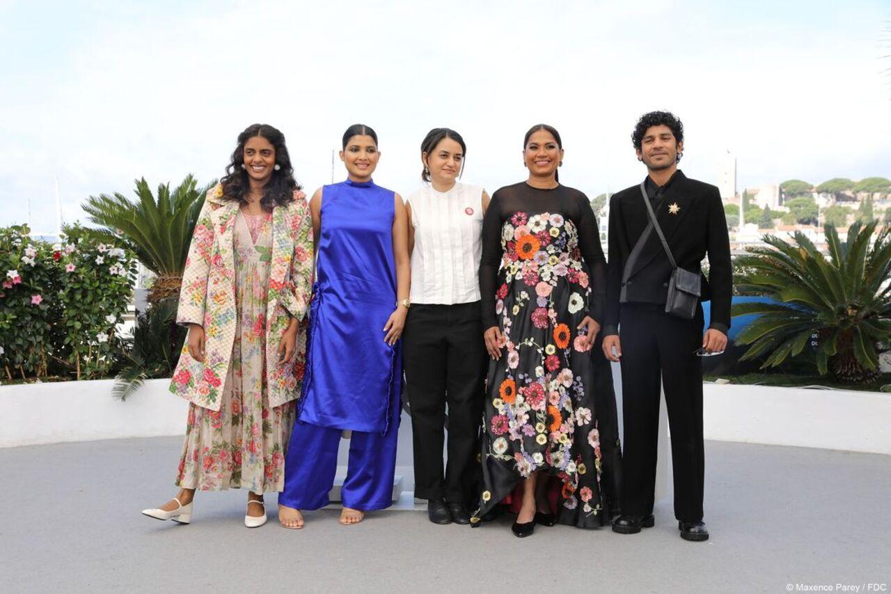  Hridhu Haroon with the women of India's entry for Palme d'OR