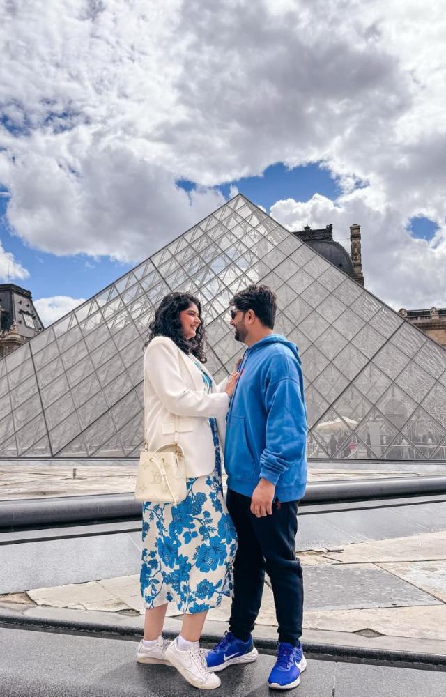 Anshula is on a holiday to Paris, France along with her boyfriend Rohan, who is a screenwriter.
