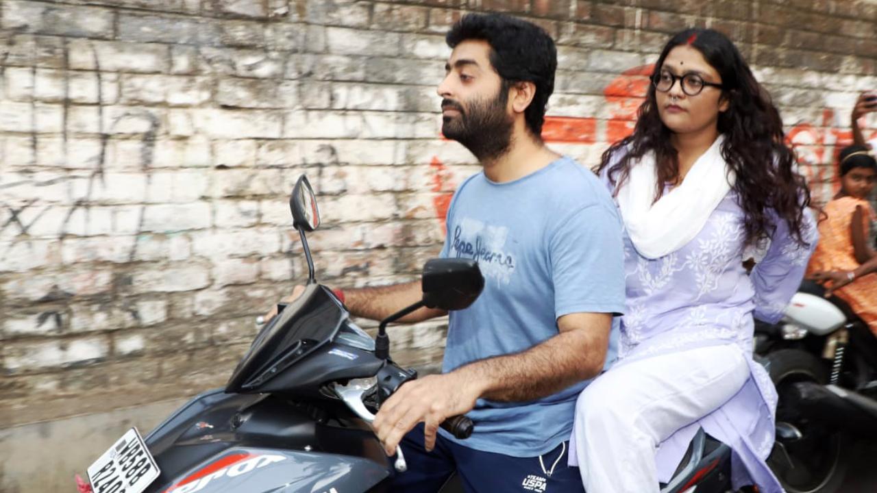 Singer Arijit Singh and his wife Koel arrive on scooty to cast vote in West Bengal