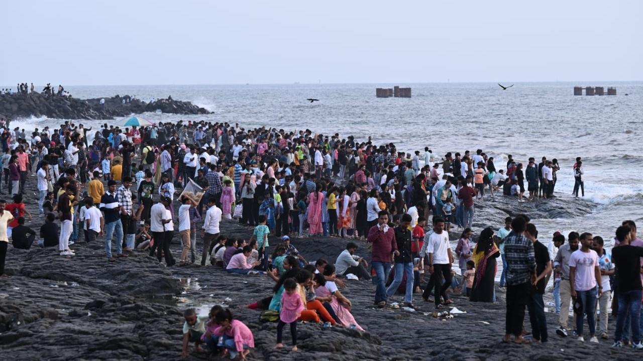 IN PHOTOS: Mumbai seashore witnesses massive crowds amid hot weather in city