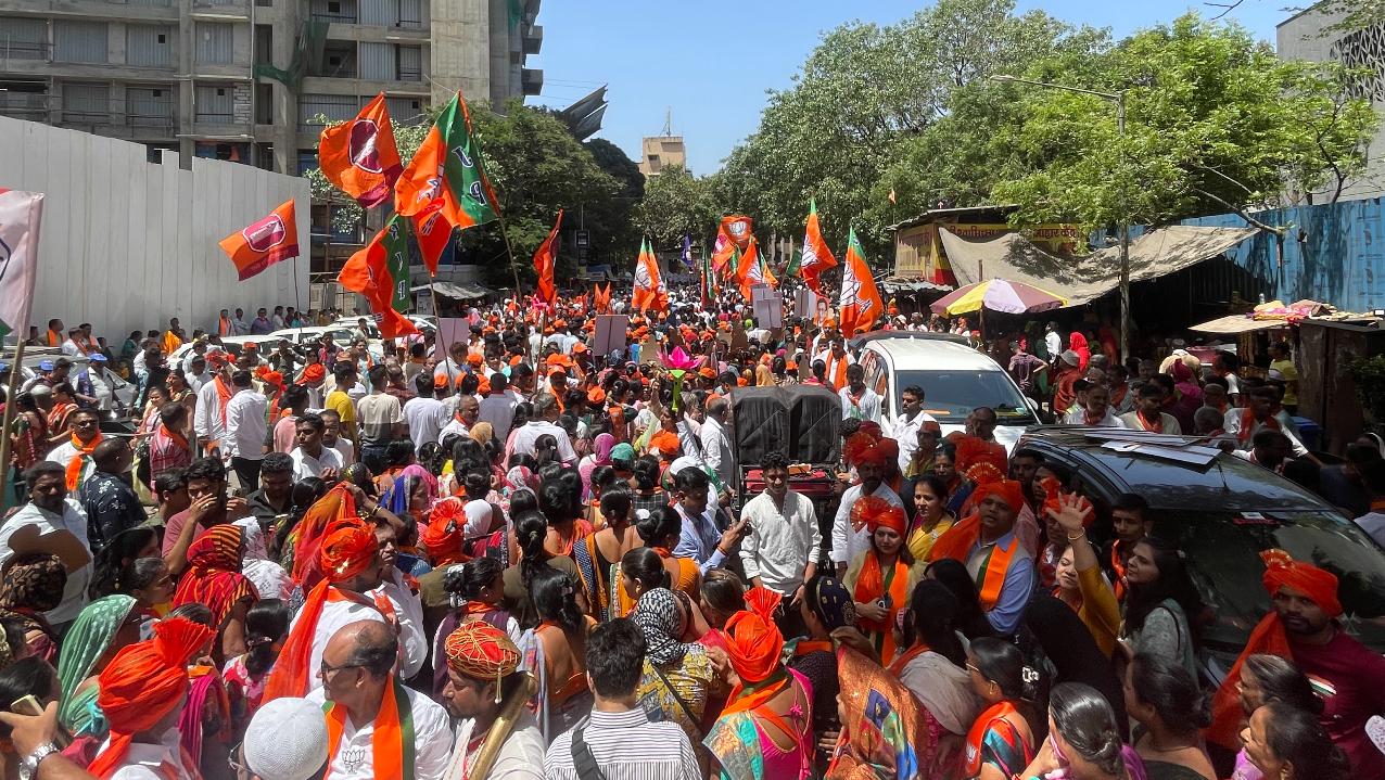 Mahayuti supporters rallied for BJP candidate Ujjwal Nikkam for the Lok Sabha elections 2024, resulting in prolonged traffic congestion in the surrounding neighbourhoods of Kherwadi, Kalanagar, and Gandhi Nagar in Bandra East in Mumbai