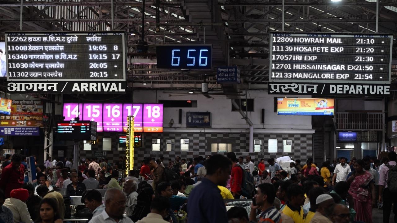 IN PHOTOS: Pax huddled at CSMT a day before CR undertakes 63-hour mega block