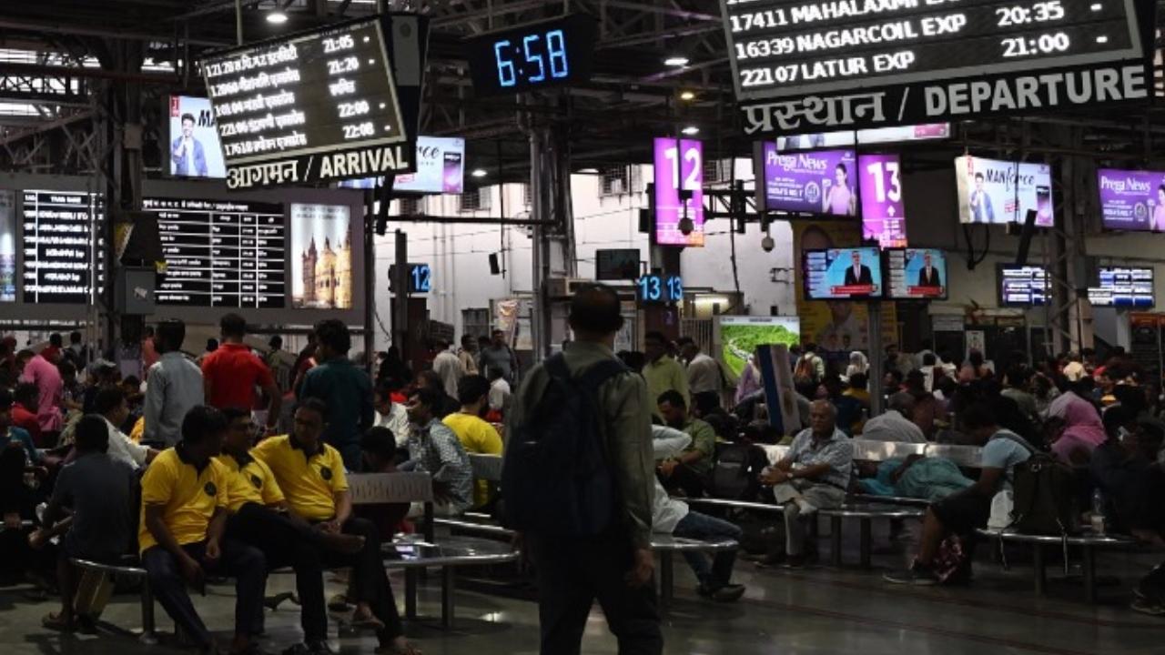 The maintenance work spans a 63-hour period over the weekend, from Friday to Sunday. During this time, 72 long-distance trains and 930 local trains will be affected.