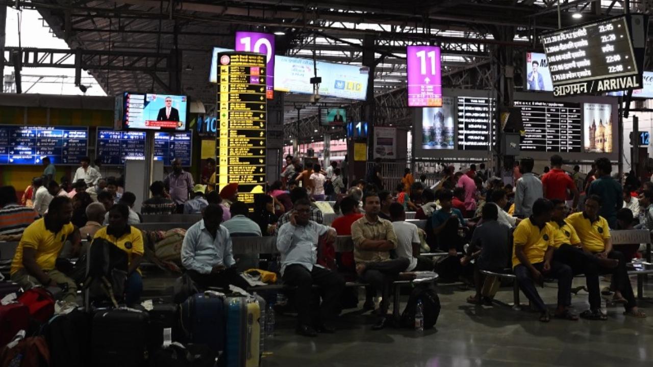 Central Railway has announced the cancellation of 72 mail-express trains and 930 suburban trains, affecting both the mainline and harbour corridors. CR plans to cancel a total of 930 suburban train services, with 161 on Friday, 534 on Saturday, and 235 on Sunday, at CSMT and Thane stations.