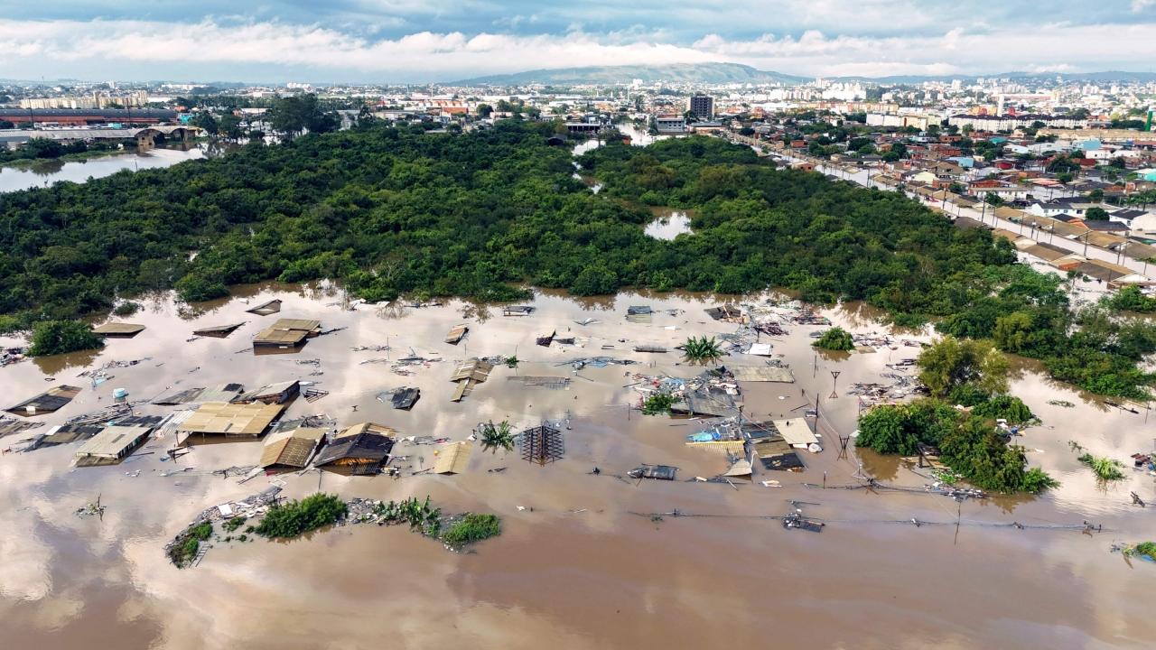 Without internet, telephone service or electricity, residents struggled to provide updates or information to their relatives living in other states. Helicopters flew continually over the cities while stranded families with children awaited rescue on the rooftops