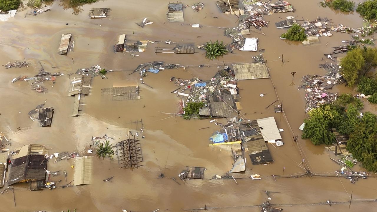 On Thursday, a dam at a hydroelectric plant between the cities of Bento Goncalves and Cotipora partially collapsed and entire cities in the Taquari River valley, like Lajeado and Estrela, were completely overtaken by water