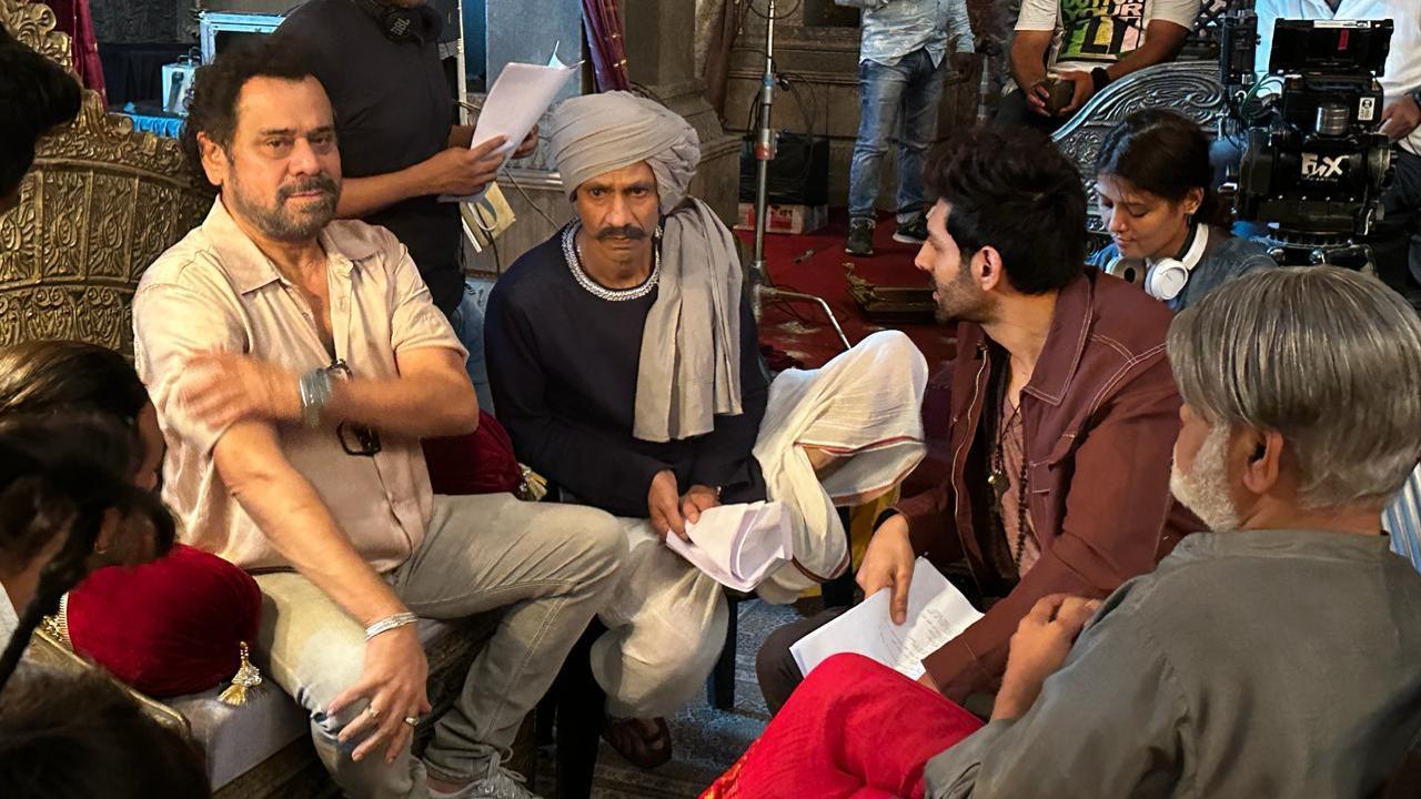 Bhool Bhulaiyaa 3 BTS: Anees Bazmee with actors Sanjay Mishra, Rajpal Yadav, Kartik Aryan and Vijay Raaz