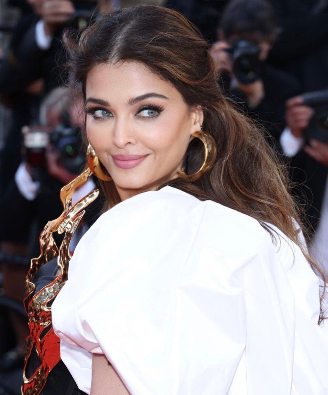 Her attire, designed by the celebrated duo Falguni and Shane, featured a long train embellished with opulent golden flowers, exuding an aura of regal charm. However, it was her new hairstyle and makeup that had netizens impressed