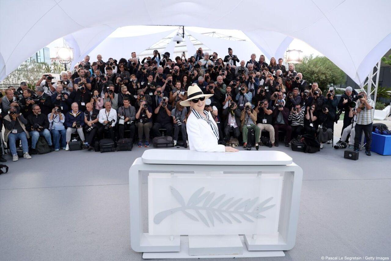 Before the main ceremony, Streep posed for the paparazzi in a white pantsuit and hat