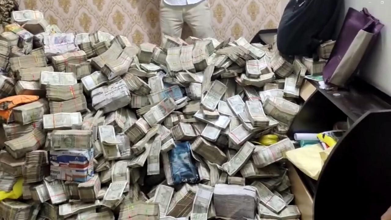 IN PHOTOS: ED recovers huge cash after raids in Jharkhand