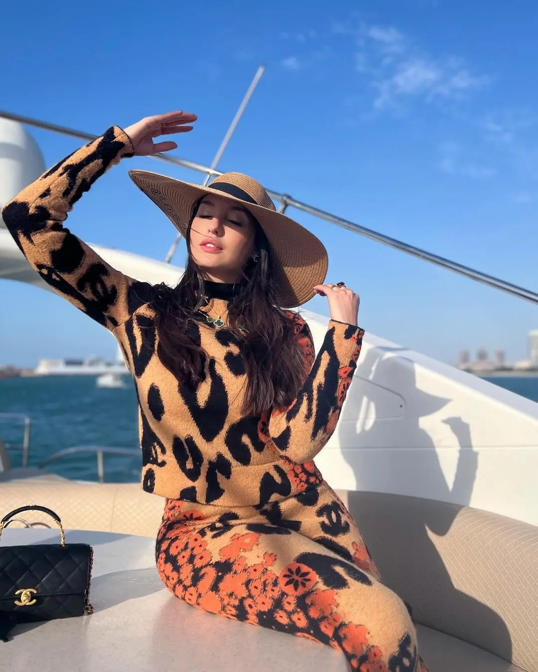 Nora paired the top with matching pants that fit her perfectly. She also added a large-sized hat to complement her look.