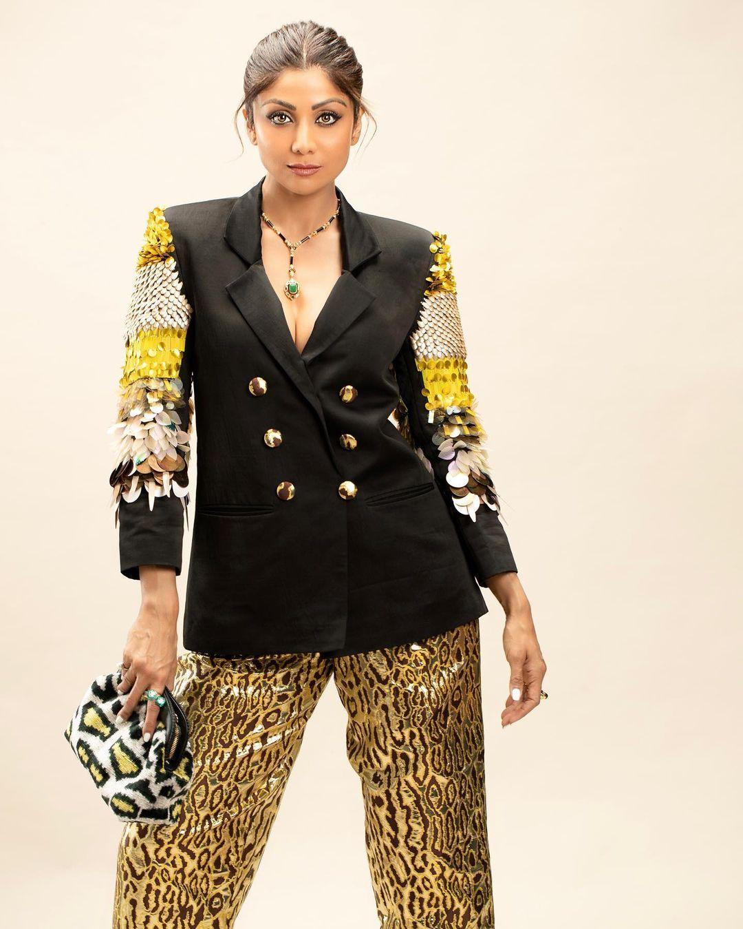 To complete her look, the actress accessorized with a leopard print clutch.