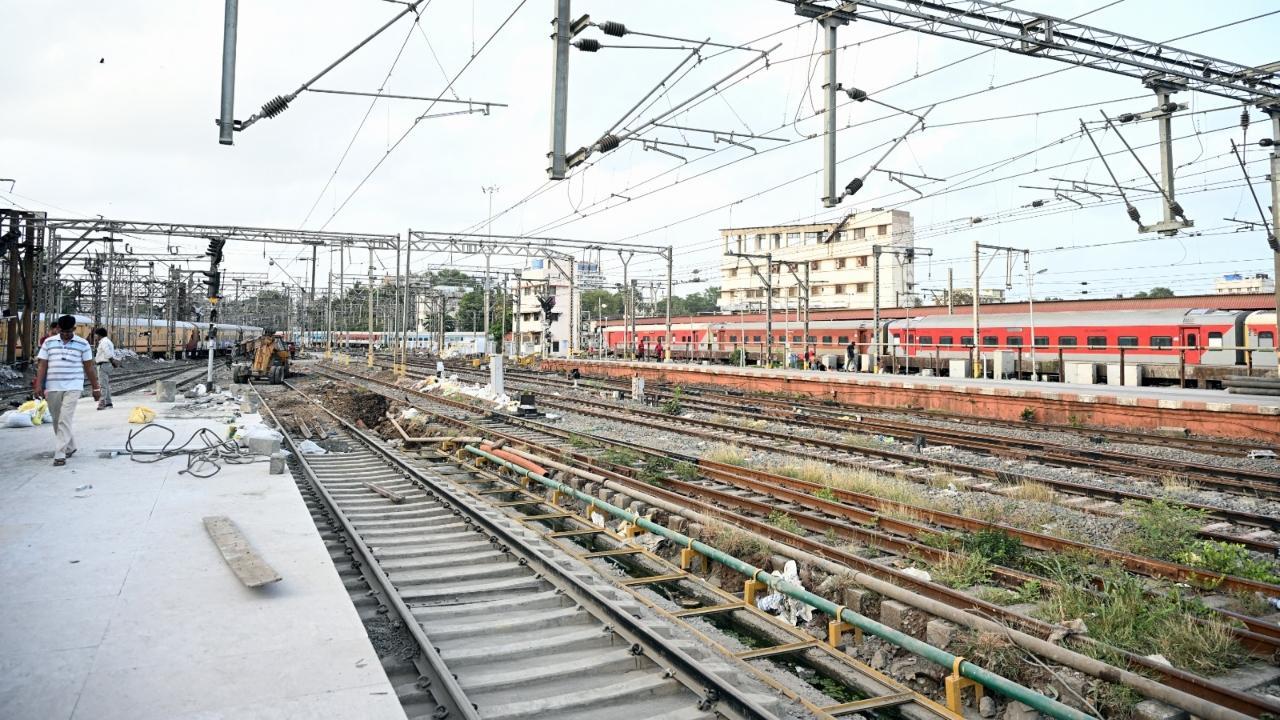 IN PHOTOS: Workers busy working at CSMT ahead of the 63-hour CR mega block