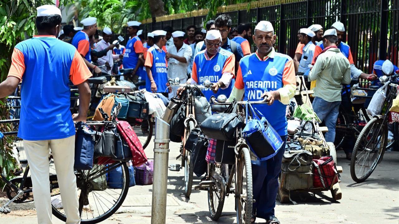 Dabbawaalas wear Team India jerseys outside Churchgate Railway Station (Pic: Shadab Khan)