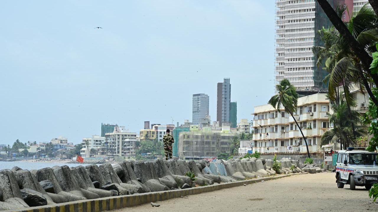 On Wednesday, the Dadar beach and sea shore were rather deserted ahead of an anticipated cyclone. Pics/ Shadab Khan