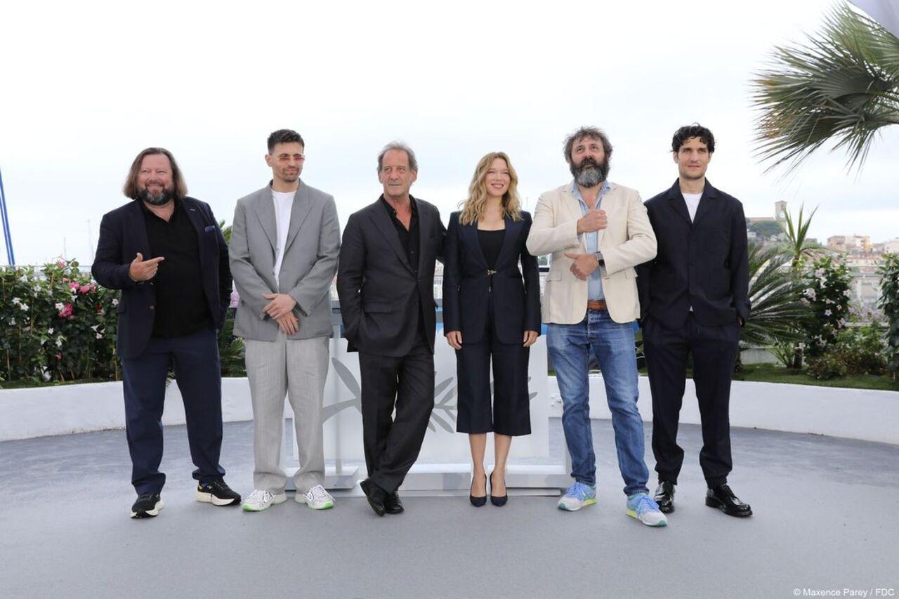 French actor Manuel Guillot, French actor Raphael Quenard, French actor Vincent Lindon, French actress Lea Seydoux, French director and cinematographer Quentin Dupieux and French actor Louis Garrel pose during a photocall for the film 'Le Deuxieme Acte' (The Second Act) 