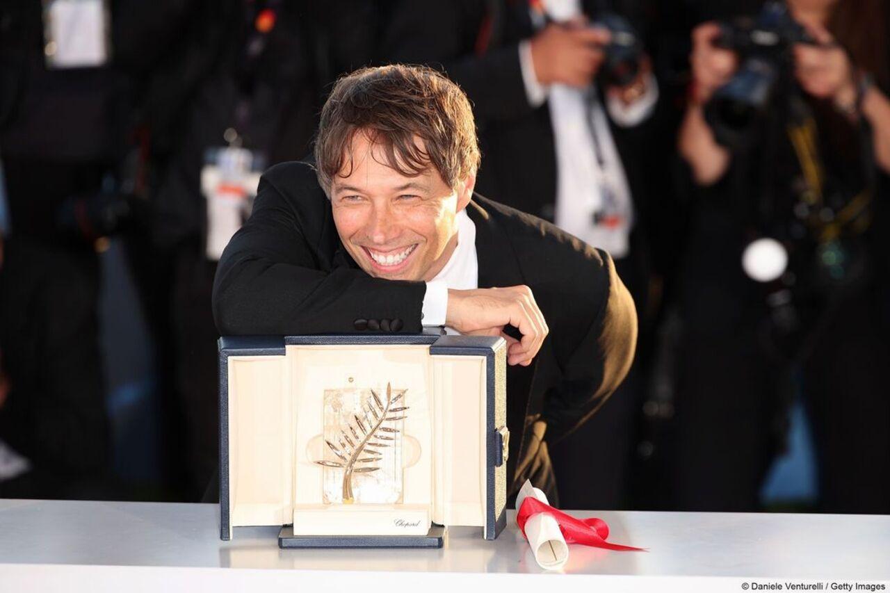 US director Sean Baker poses with the trophy during a photocall after he won the Palme d'Or for the film 'Anora'