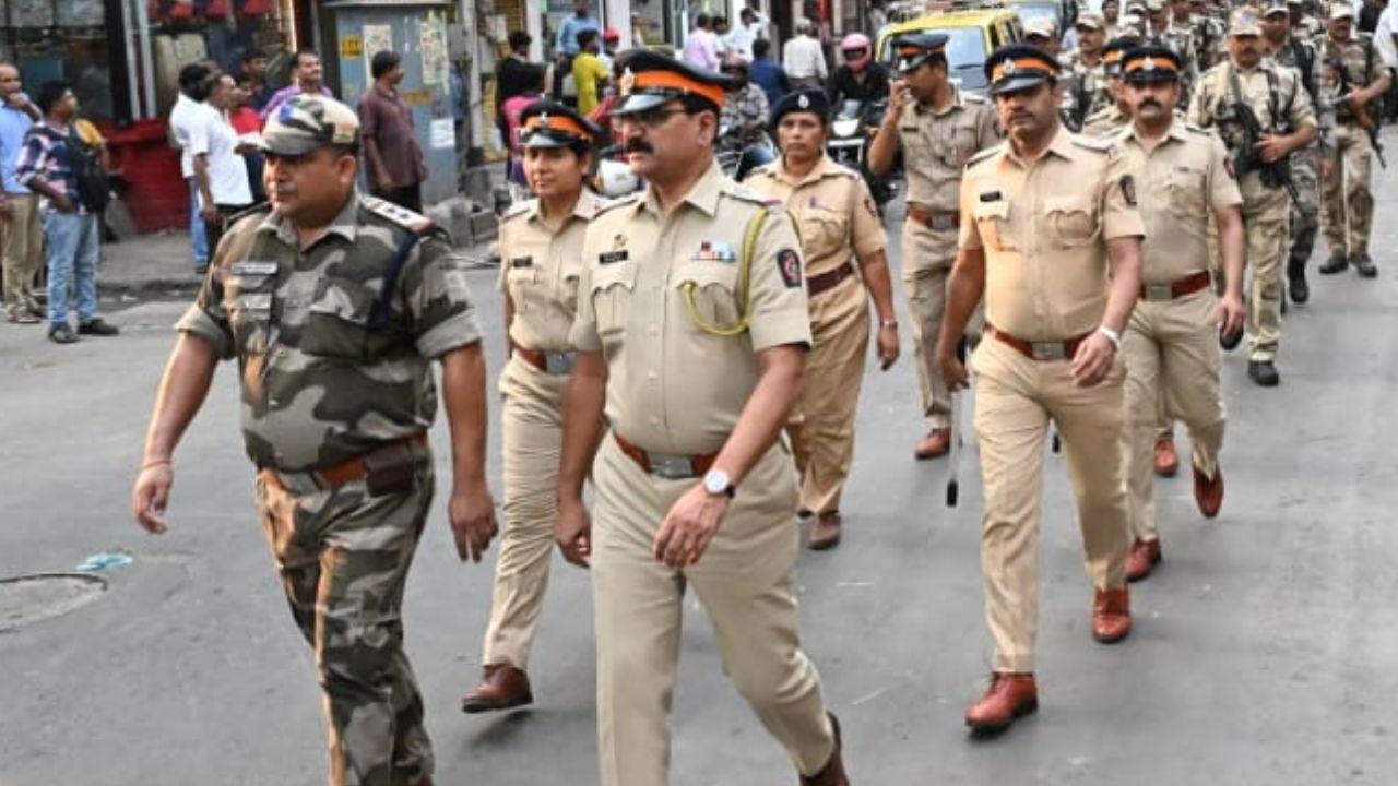 In preparation for the upcoming Lok Sabha elections 2024, Mumbai Police and CISF personnel conducted a comprehensive mock drill at Kalbadevi.