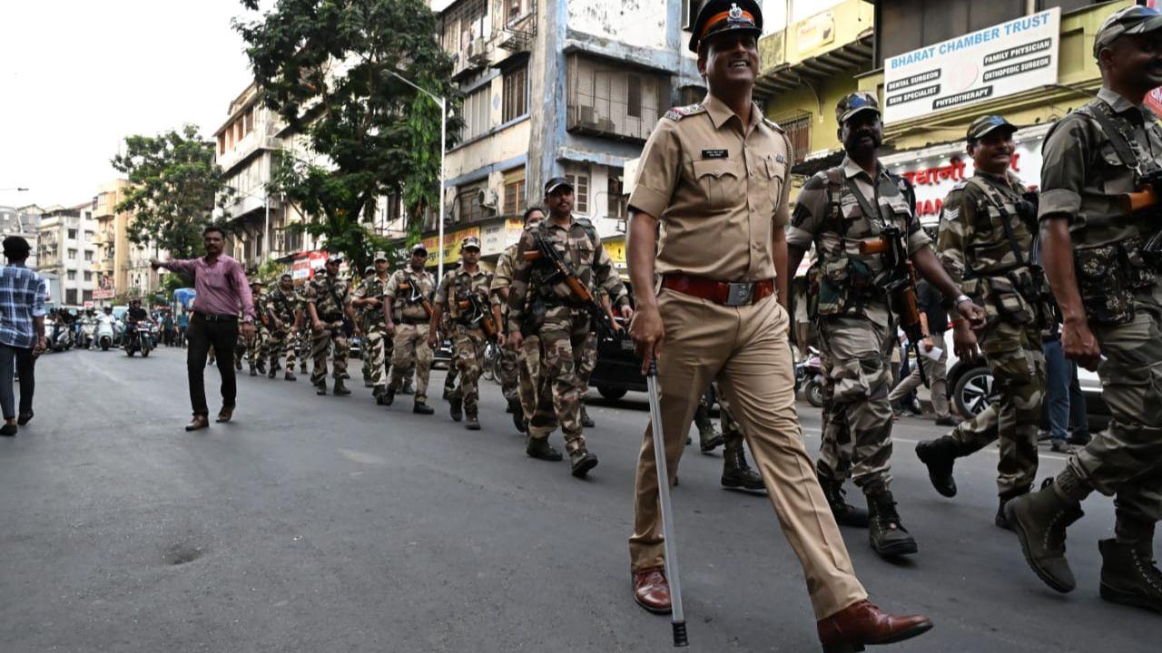 To facilitate the smooth transportation of election materials, temporary traffic laws have been implemented in the Bandra-Khar area. From May 19 to May 21, selected roads will be designated as 