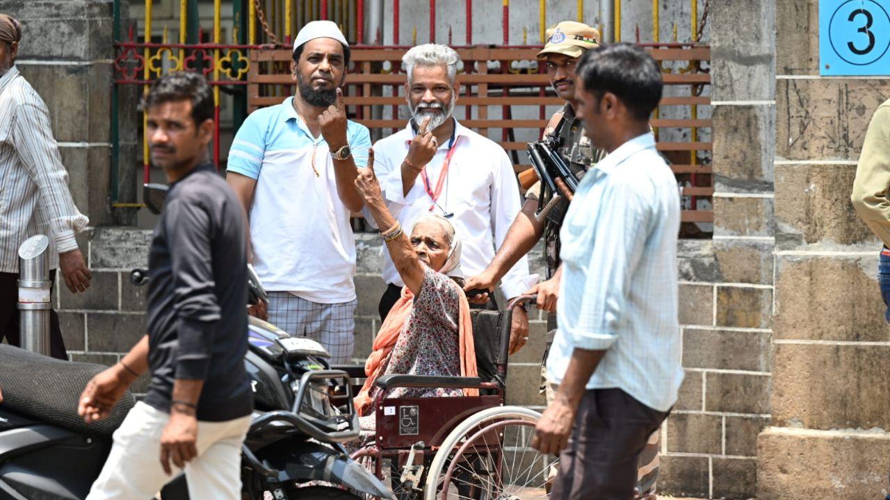 Malfunctioning EVMs in Thane caused temporary disruptions, but officials promptly addressed the issue.