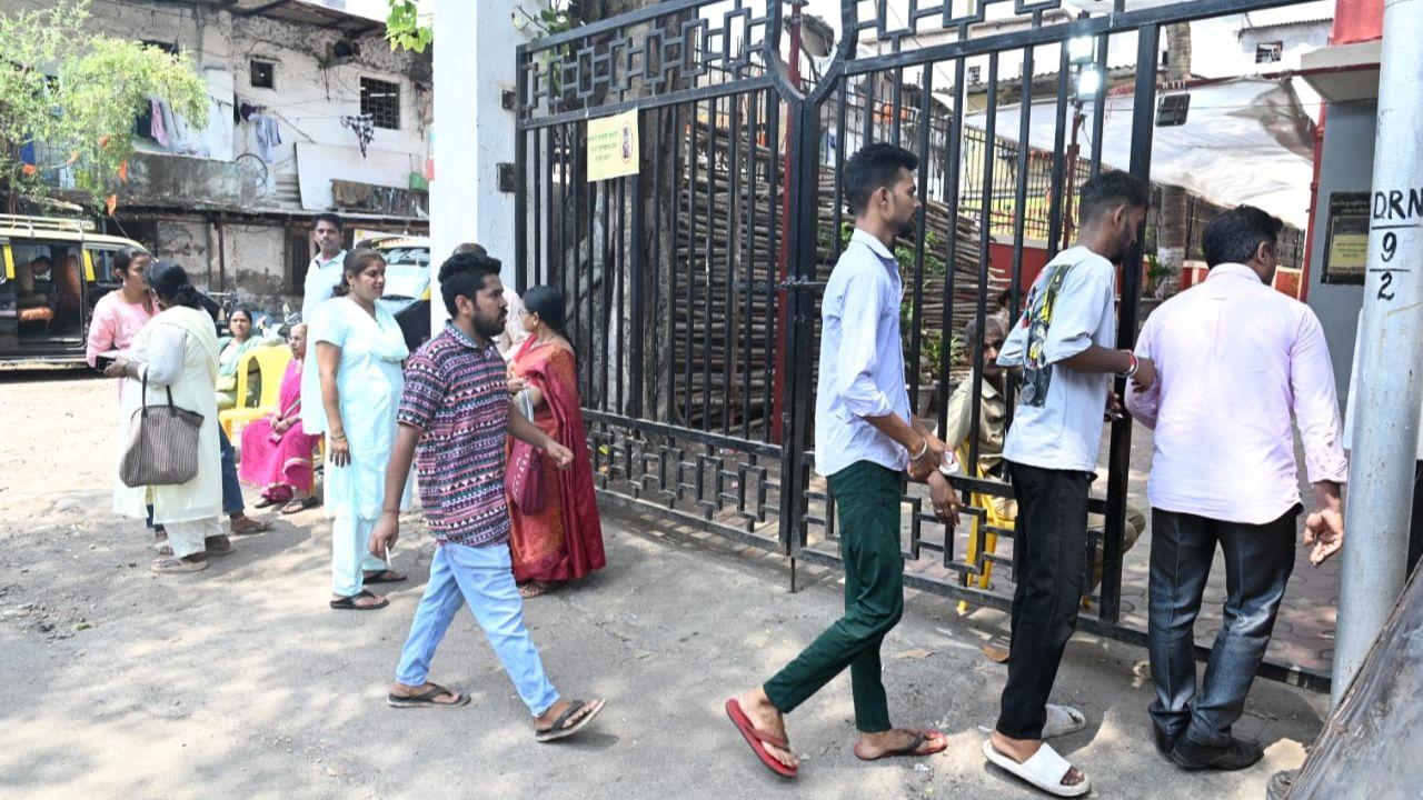 Some voters queued up early to avoid the heat, showing their dedication to participating in the electoral process.