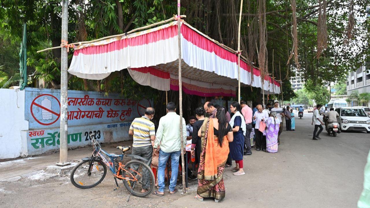 The state Chief Electoral Officer clarified that anyone in the queue at 6 pm would be allowed to vote, ensuring no one is left out.