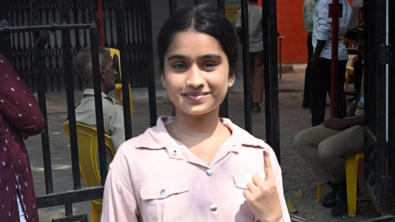 First time voter Janavi Agawne(19) at Kala Killa public school, Dharavi during Lok Sabha elections 2024. Pic/ Anurag Ahire