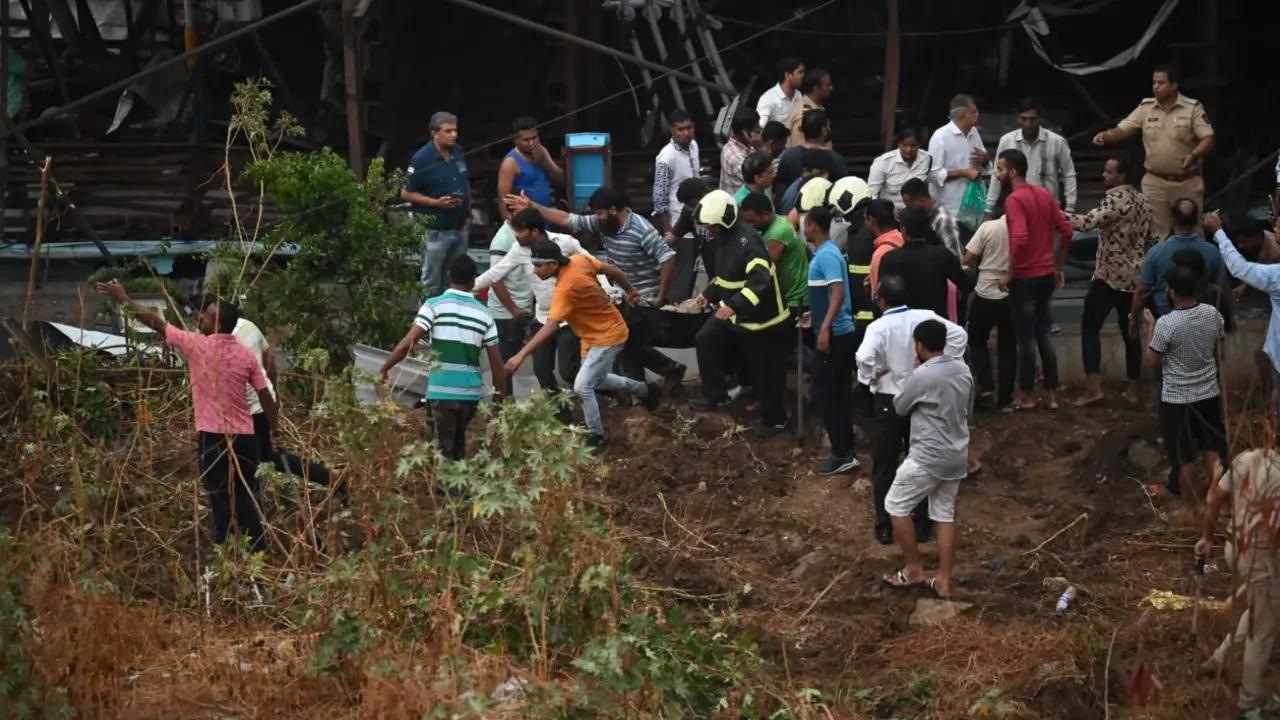 Ghatkopar hoarding collapse: Kin of cabbie killed say they learnt about his death later