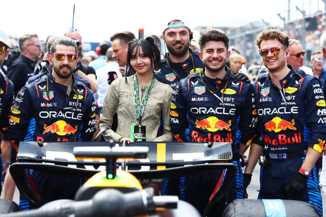 Lisa even posed for a photo on the grid with Oracle Red Bull Racing mechanics. 