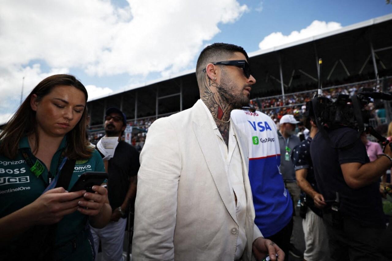 Zayn Malik arrived in an ivory suit as he walked on the grid before the event.