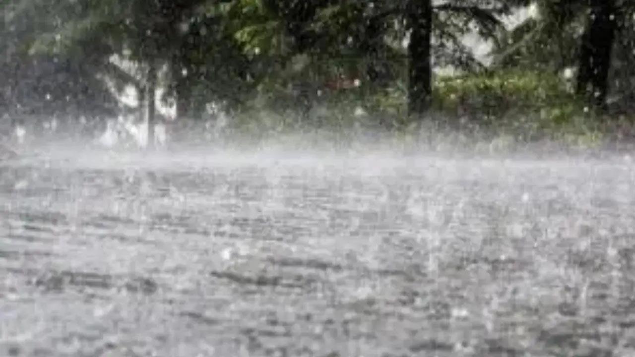Four dead as torrential rains lash Kerala, IMD sounds red alert in five districts