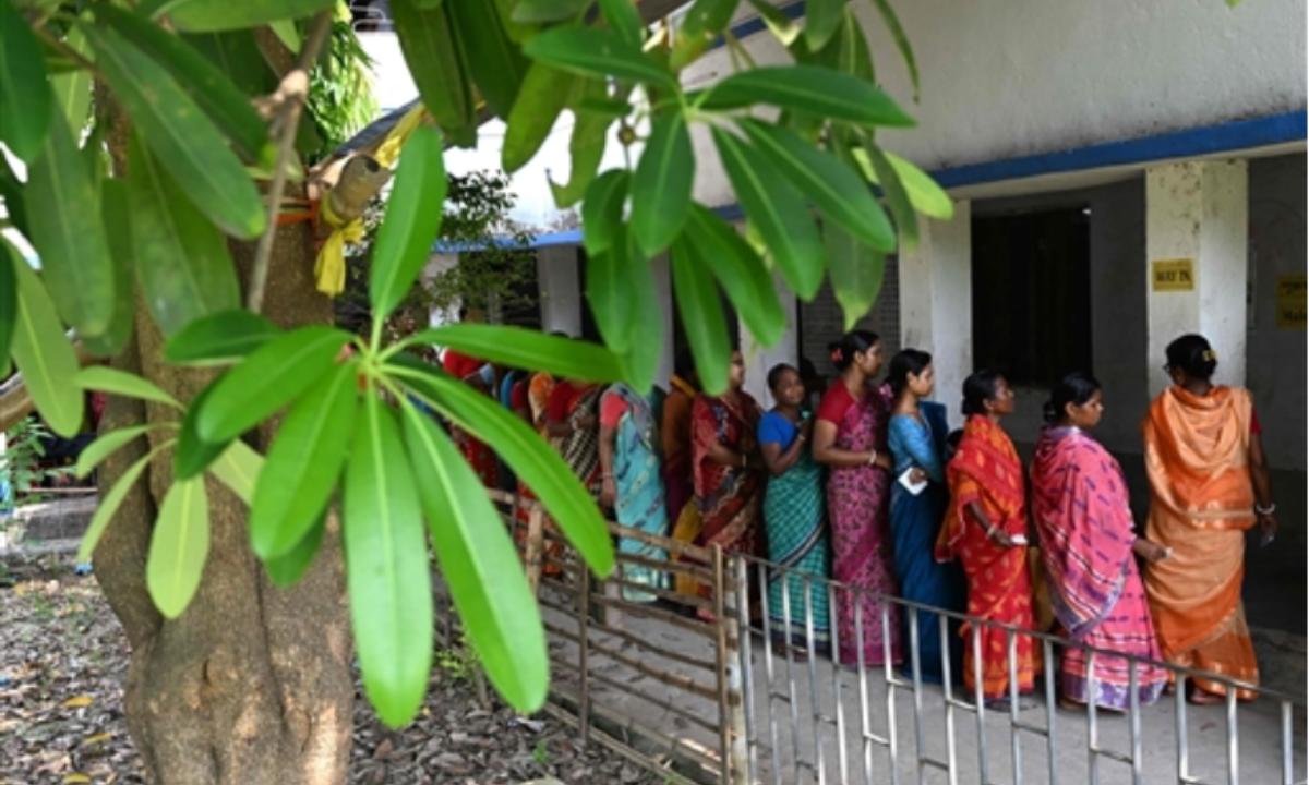 Women wait turns to cast their vote in Uluberiya, West Bengal. 7 constituencies from the state go to ballot in the fifth phase.
