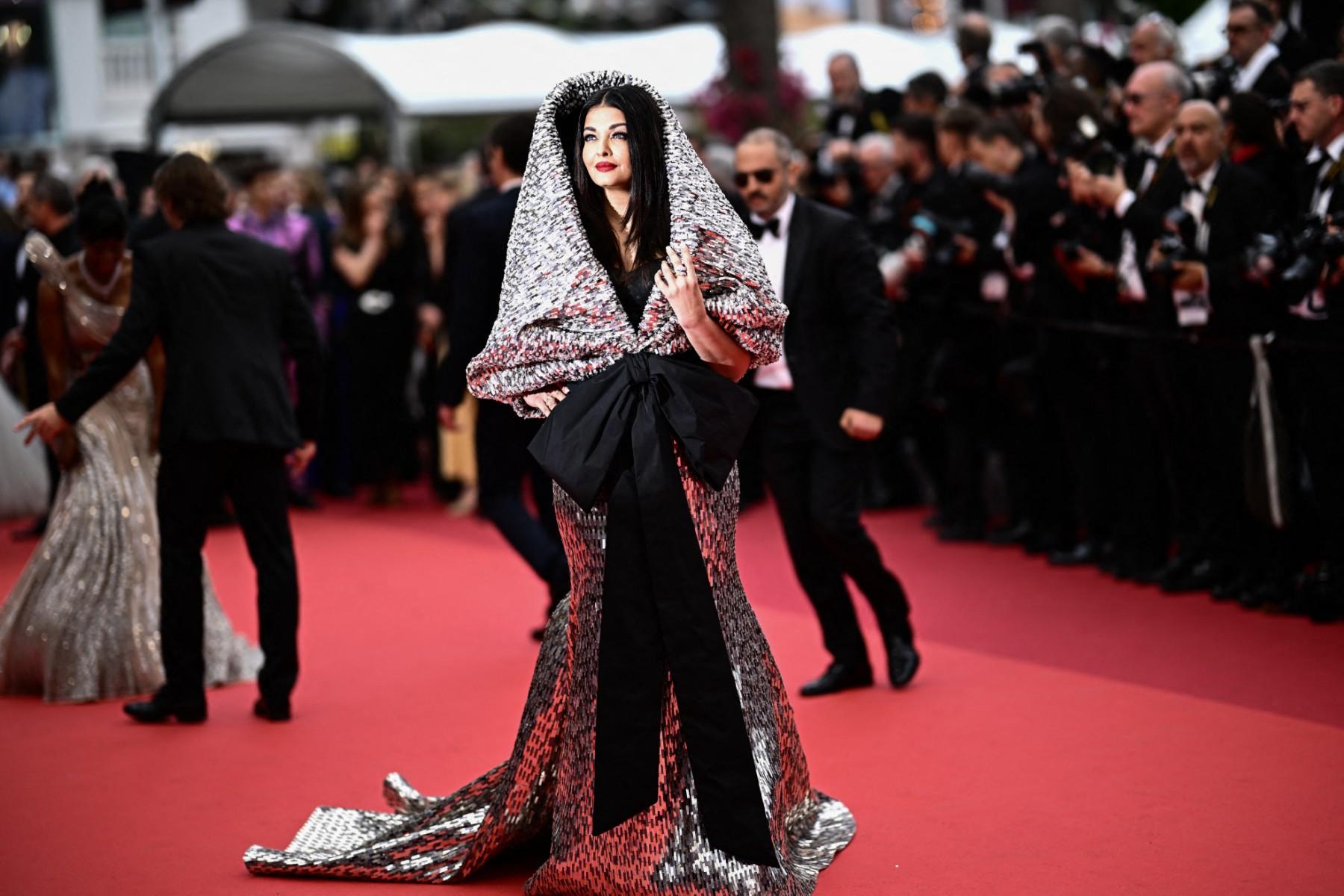 During Aishwarya Rai's 21st appearance at the Cannes Film Festival, she attracted a crowd of excited fans and spectators. All eyes were on her as she walked the red carpet wearing a distinctive creation by Sophie Couture, featuring a hood, lightweight aluminium accents and a characteristic cinched corset.
