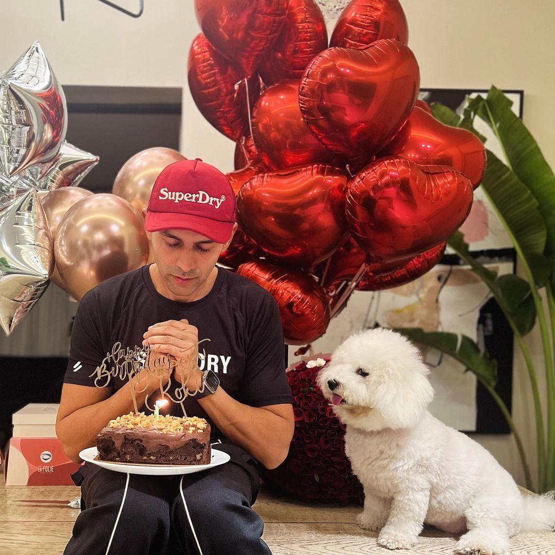 This cute snap is from Kartik's birthday celebration. As the actor makes a wish, Katori's eyes are fixed on the cake